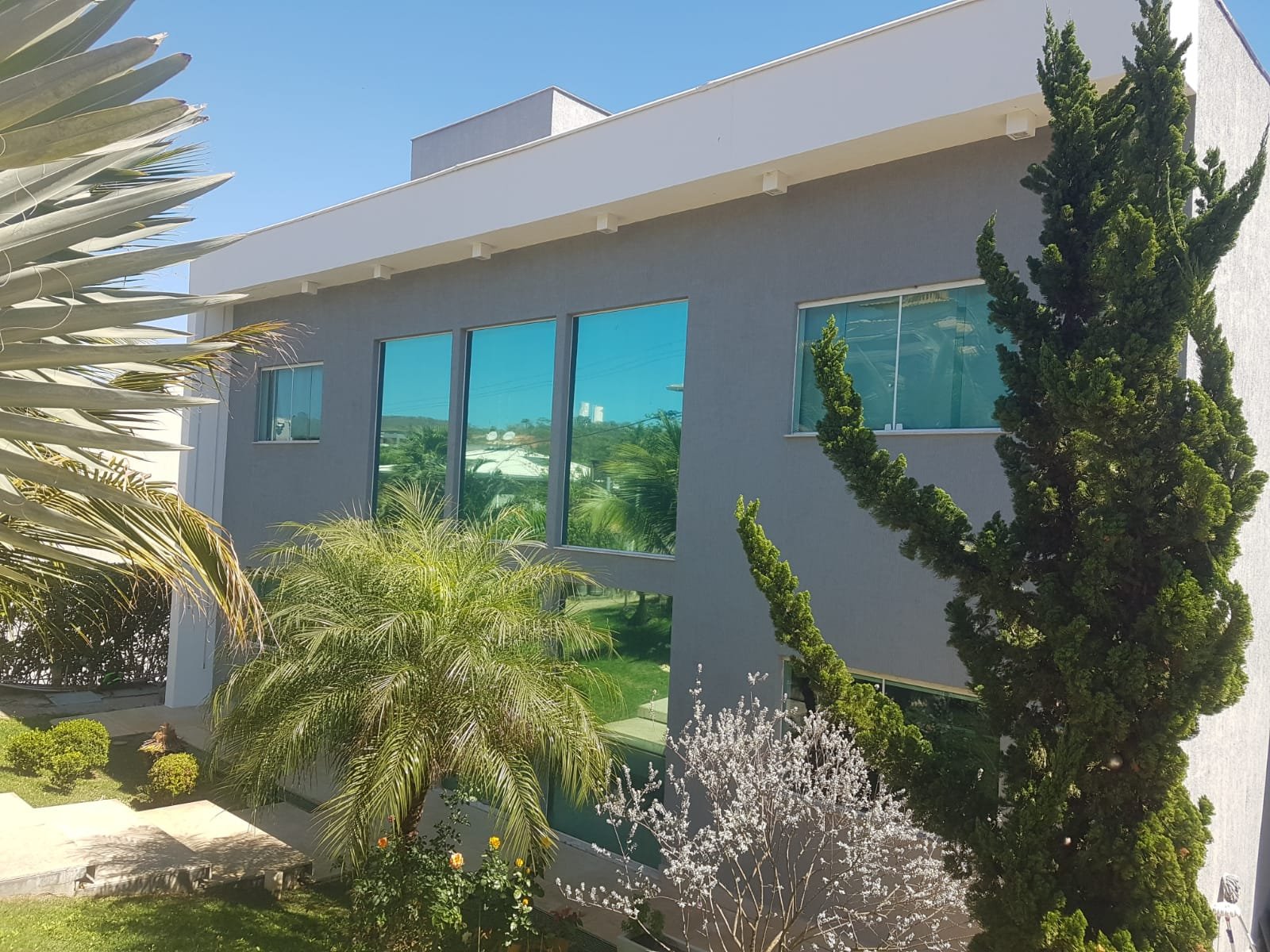 Casa moderna com grandes janelas de vidro com película residencial aplicada