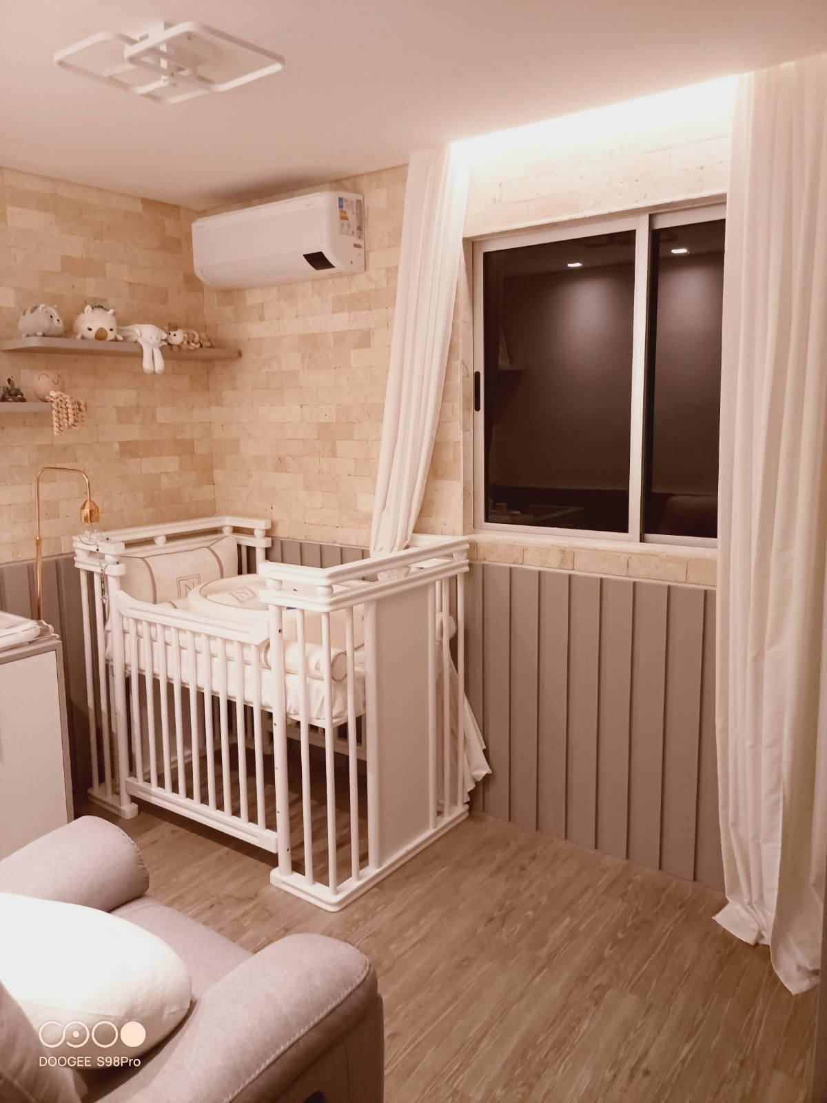 Quarto residencial com janela protegida por película de segurança
