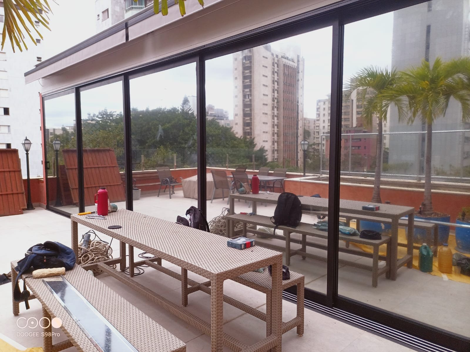 Varanda de apartamento envidraçada com película de controle solar